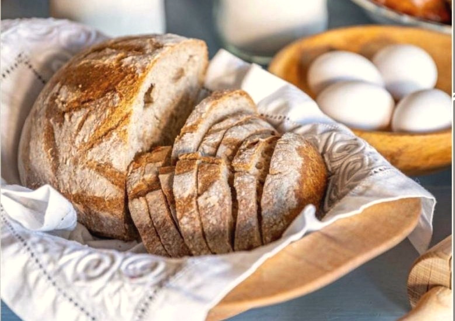 Nybakt surdeigsbrød
