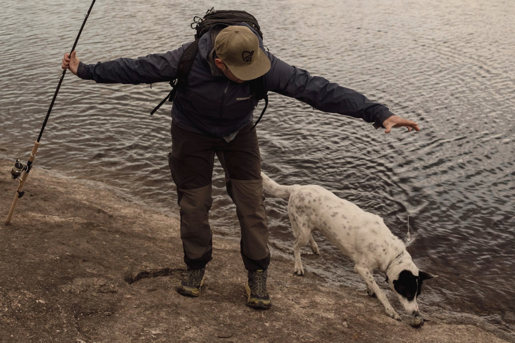 Gjest og hund ved vannkanten