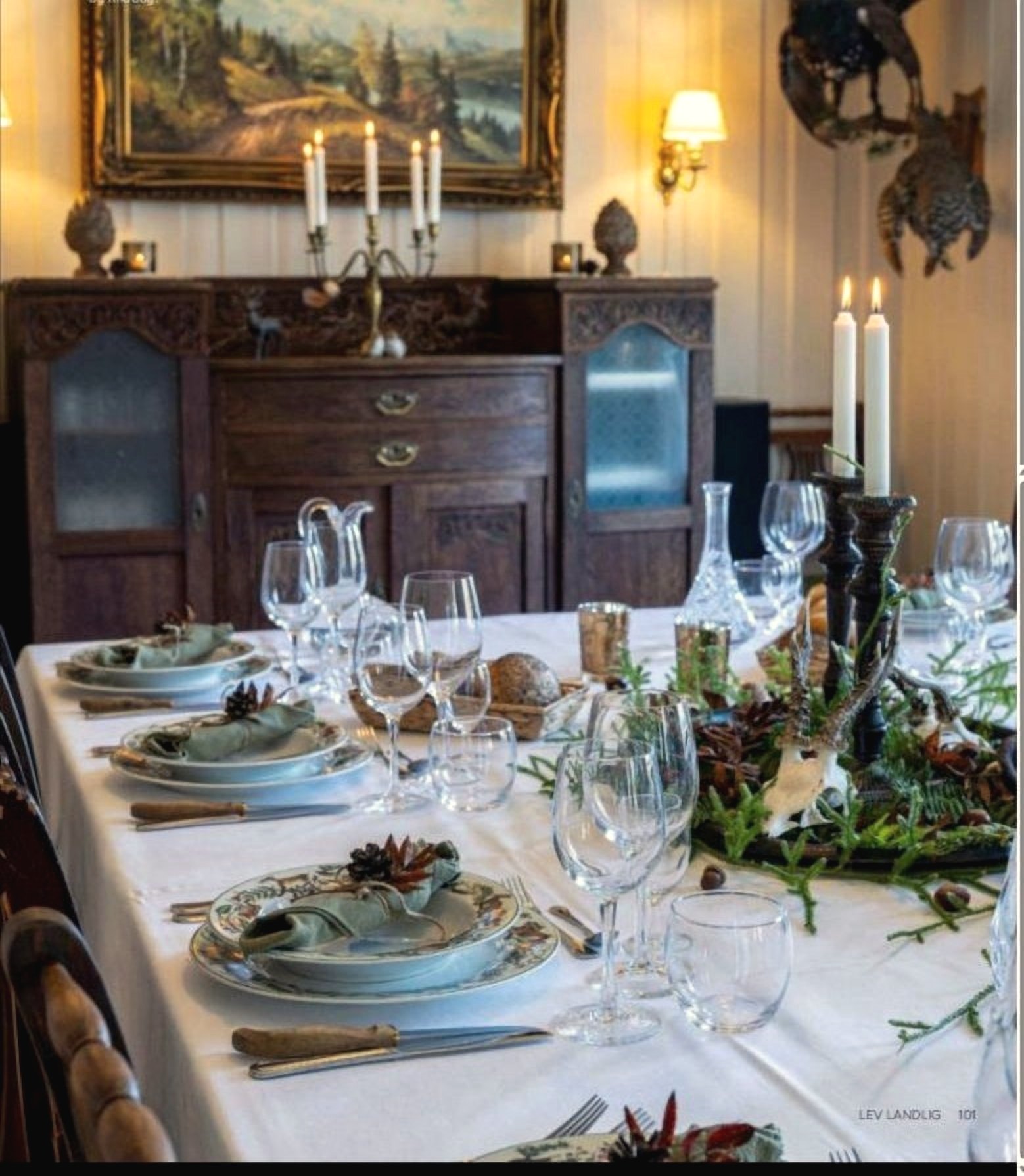 Spisestua med dekket langbord