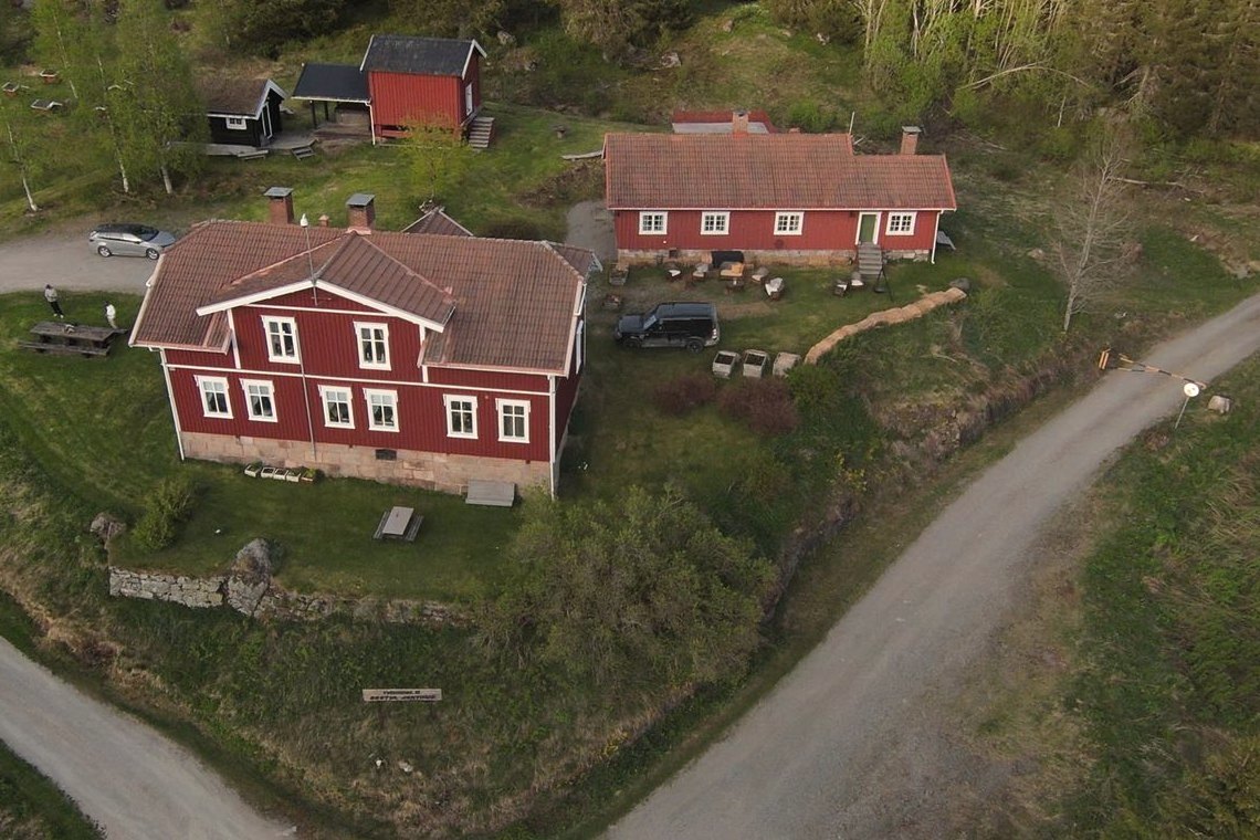 Tunet sett ovenfra, med Kongeveien forbi.